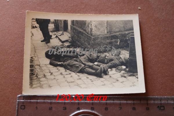 altes Foto - gefallene Soldaten nach Häuserkampf - Frankreich ? Belgien ?